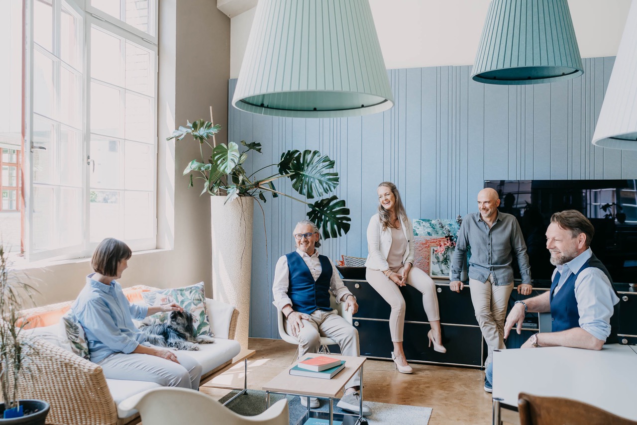 Offene Kommunikation ist das Fundament erfolgreicher Teamarbeit. Alle Teammitglieder sollten stets über die aktuelle Situation informiert sein und Zugriff auf alle relevanten Informationen haben. Ein ungezwungener, nicht wertender Meinungsaustausch stärkt das Bewusstsein eines Winning Teams