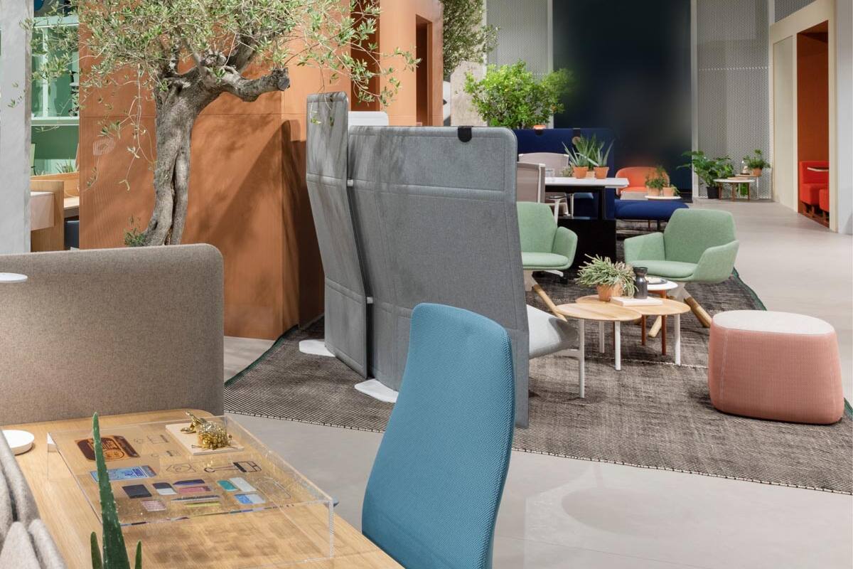 Die Freiheit der Arbeitswelt Der Multispace ist die Antwort auf diese sich st&auml;ndig wandelnde Arbeitslandschaft. Im Gegensatz zu den herk&ouml;mmlichen B&uuml;rokonzepten wie Gro&szlig;raumb&uuml;ros, Kombib&uuml;ros oder Zellenb&uuml;ros ist der Multispace kein starres Modell mit festgefahrenen Strukturen. Er ist ein Manifest der Flexibilit&auml;t, eine Leinwand f&uuml;r die individuellen Bed&uuml;rfnisse eines Unternehmens, ohne dabei bereits das Endergebnis vorzugeben.