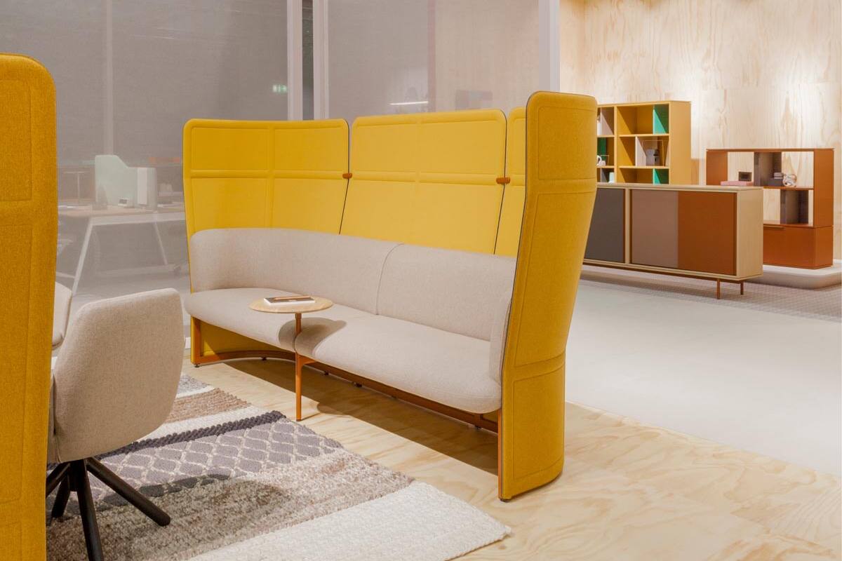 Rückzug für informelle Gespräche. Frische Farben und hochwertige Materialien lassen den Raum erstrahlen.