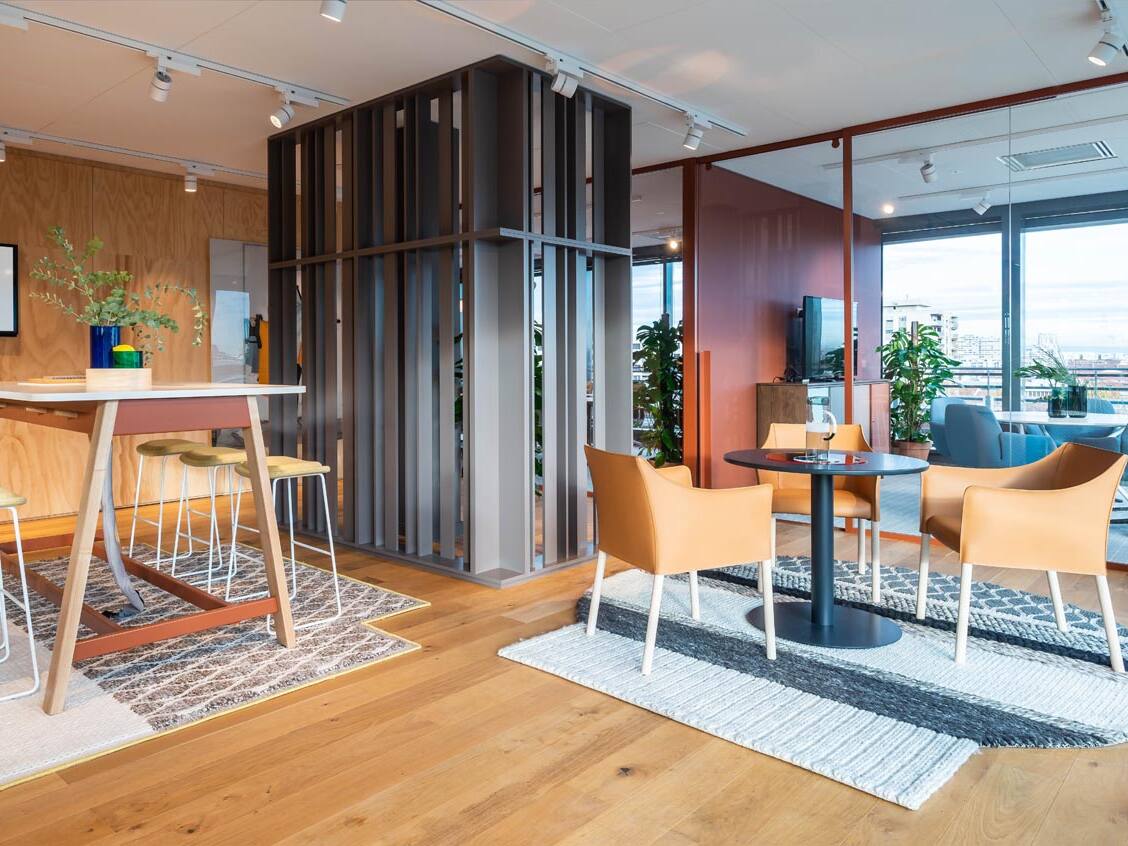 Bürokonzept in gedeckten Farben: Beige, Ocker und Terracotta, aber auch ruhige Grüntöne stimmen uns glücklich und zaubern durch ihre beruhigende Wirkung ein positives Raumgefühl.