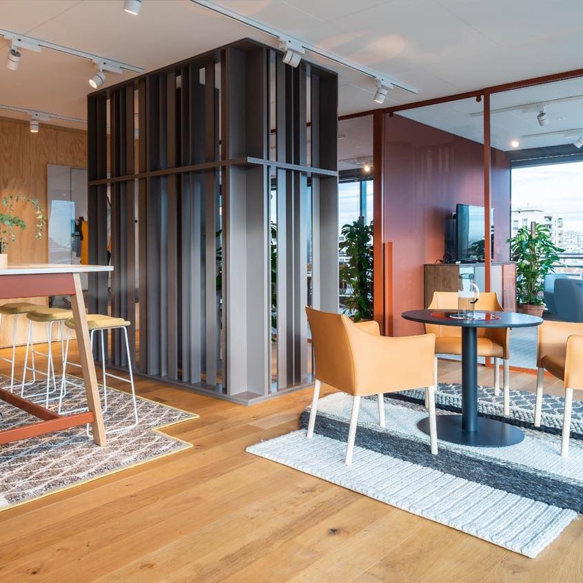 Bürokonzept in gedeckten Farben: Beige, Ocker und Terracotta, aber auch ruhige Grüntöne stimmen uns glücklich und zaubern durch ihre beruhigende Wirkung ein positives Raumgefühl.