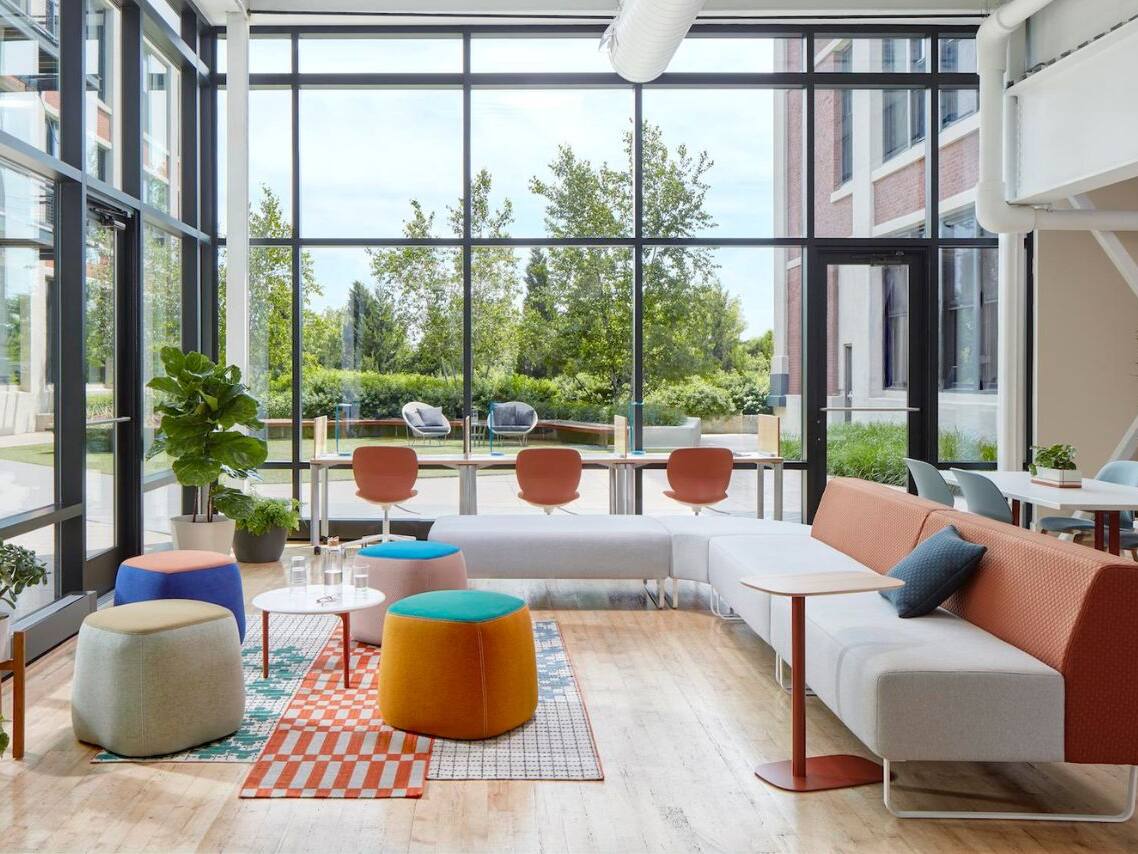 In der heutigen Geschäftswelt steht ein Wort im Mittelpunkt, das den Unterschied zwischen Erfolg und Stillstand ausmachen kann: Innovation. Unternehmen, die innovativ sind, haben die Nase vorn, können sich schneller an veränderte Bedingungen anpassen und sind wettbewerbsfähiger. Doch wie schafft man Innovation?