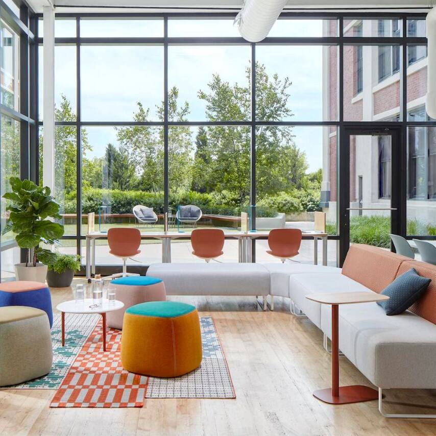 In der heutigen Geschäftswelt steht ein Wort im Mittelpunkt, das den Unterschied zwischen Erfolg und Stillstand ausmachen kann: Innovation. Unternehmen, die innovativ sind, haben die Nase vorn, können sich schneller an veränderte Bedingungen anpassen und sind wettbewerbsfähiger. Doch wie schafft man Innovation?