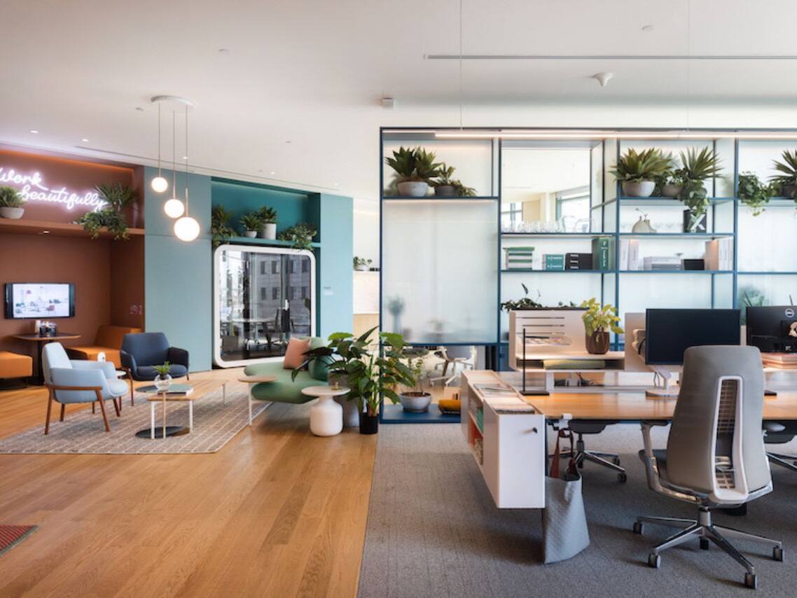 Dein Büro ist mehr als nur ein Raum, in dem du arbeitest. Es ist der Herzschlag unseres Unternehmens, ein Ort der Kreativität, Zusammenarbeit und Innovation. Aber wusstest du, dass dein Büro auch ein entscheidendes Instrument zur Mitarbeitergewinnung, -bindung und zur Steigerung der Wertschätzung und Sichtbarkeit deiner Marke sein kann?