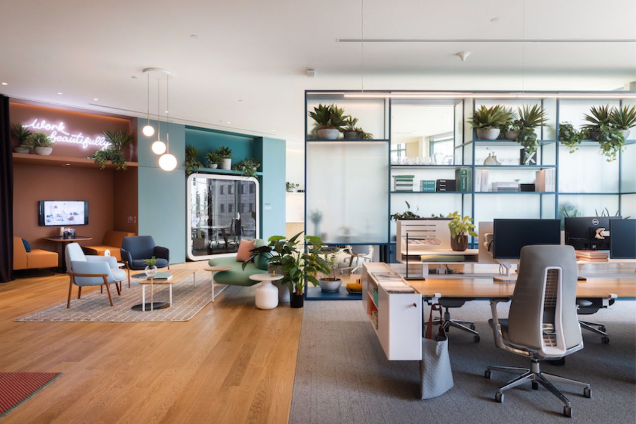 Dein Büro ist mehr als nur ein Raum, in dem du arbeitest. Es ist der Herzschlag unseres Unternehmens, ein Ort der Kreativität, Zusammenarbeit und Innovation. Aber wusstest du, dass dein Büro auch ein entscheidendes Instrument zur Mitarbeitergewinnung, -bindung und zur Steigerung der Wertschätzung und Sichtbarkeit deiner Marke sein kann?