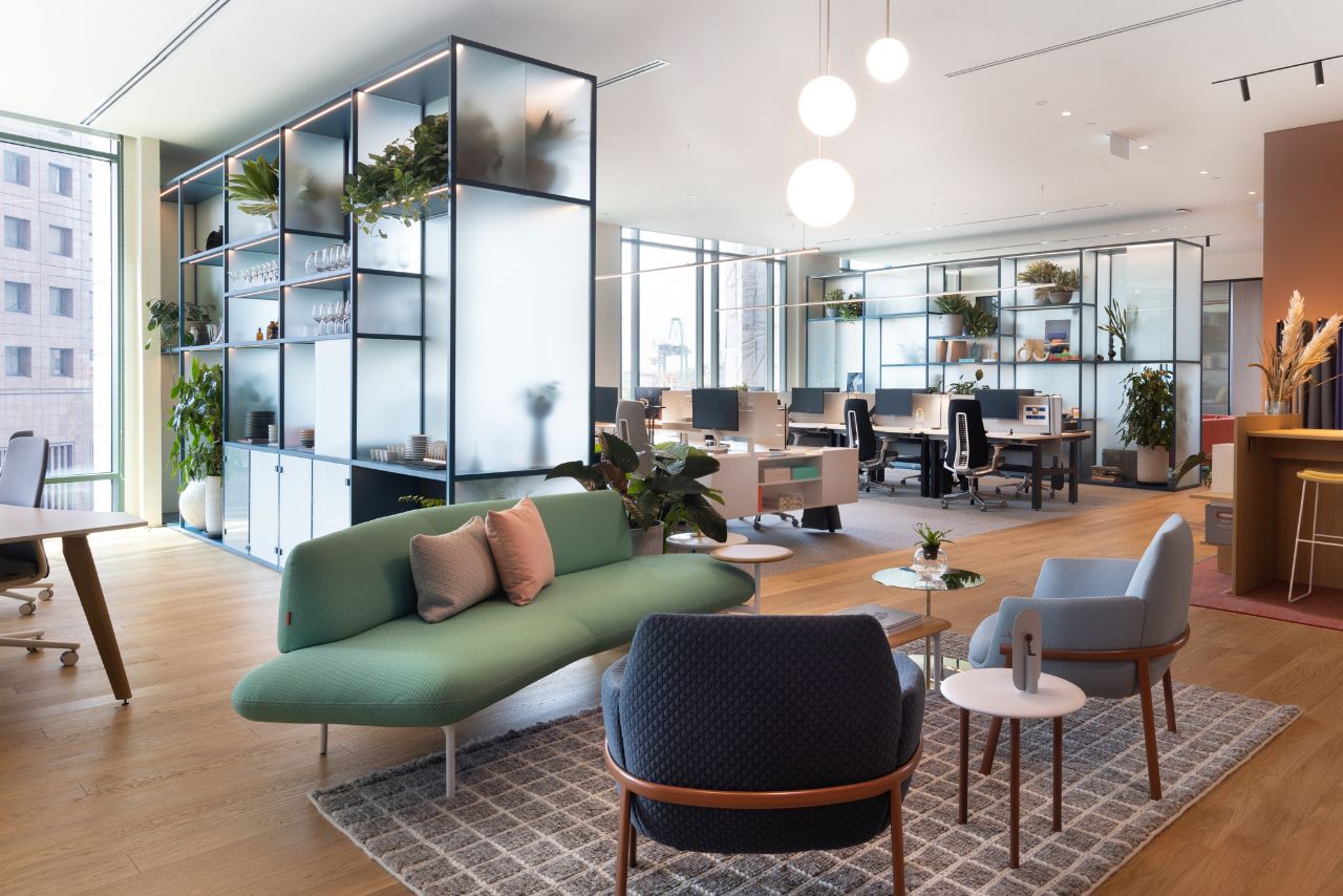 Dein Büro ist mehr als nur ein Raum, in dem du arbeitest. Es ist der Herzschlag unseres Unternehmens, ein Ort der Kreativität, Zusammenarbeit und Innovation. Aber wusstest du, dass dein Büro auch ein entscheidendes Instrument zur Mitarbeitergewinnung, -bindung und zur Steigerung der Wertschätzung und Sichtbarkeit deiner Marke sein kann?