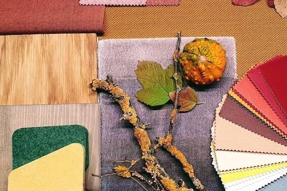 Gedeckte Farben in Beige, Ocker und Terracotta, aber auch ruhige Gr&uuml;nt&ouml;ne stimmen uns gl&uuml;cklich und zaubern durch ihre beruhigende Wirkung ein positives Raumgef&uuml;hl.