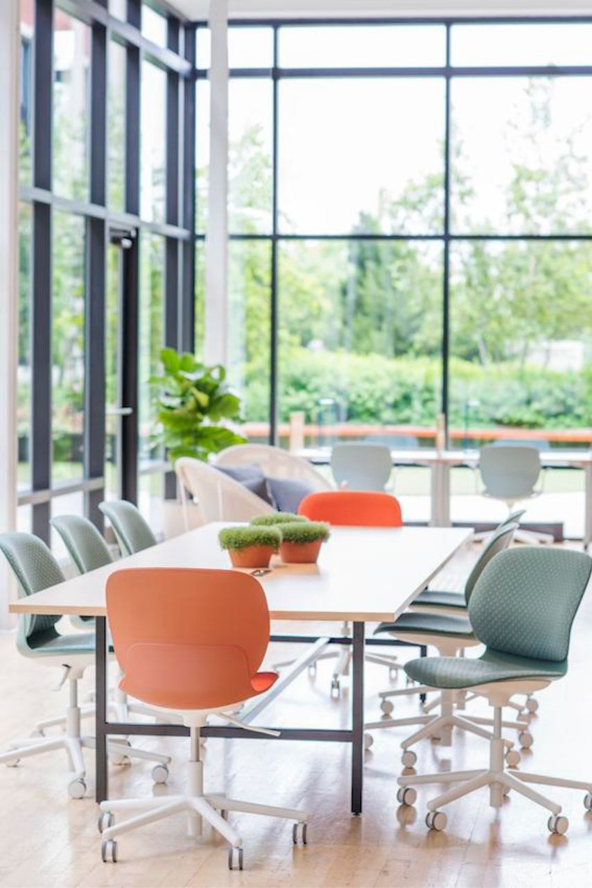 In der heutigen Gesch&auml;ftswelt steht ein Wort im Mittelpunkt, das den Unterschied zwischen Erfolg und Stillstand ausmachen kann: Innovation. Unternehmen, die innovativ sind, haben die Nase vorn, k&ouml;nnen sich schneller an ver&auml;nderte Bedingungen anpassen und sind wettbewerbsf&auml;higer. Work Rebels schafft mit dem passenden B&uuml;rodesign Innovation.