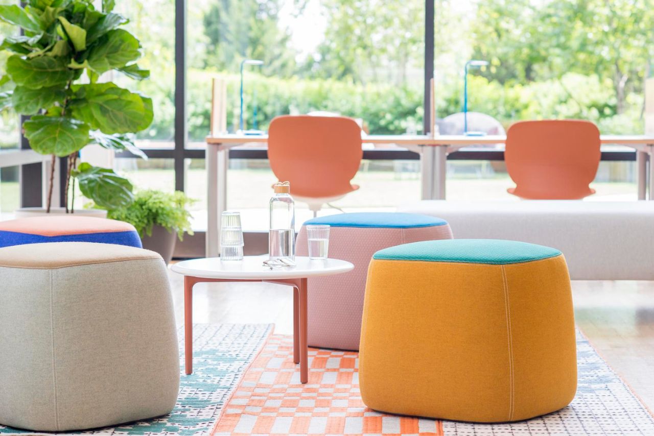 Moderne Arbeitsumgebung mit Teilnehmern, die an Laptops und Whiteboards arbeiten &ndash; Work-Rebels Workshop.