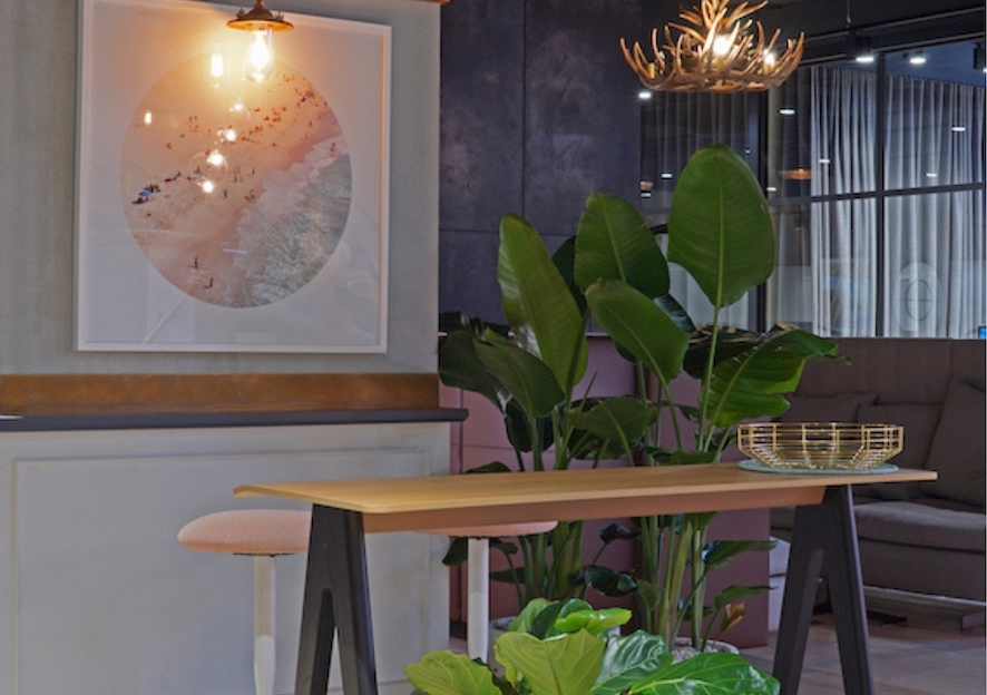 Nischen mit schmalen Hochtischen, Hockern und Besprechungsm&ouml;glichkeiten optimal nutzen.