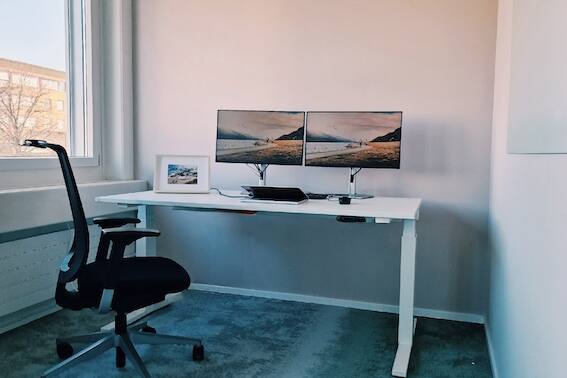 Schlicht und elegant gestalteter Fokusraum mit zwei Screens. Optimal für Video-Telefonie und Fokusarbeit.