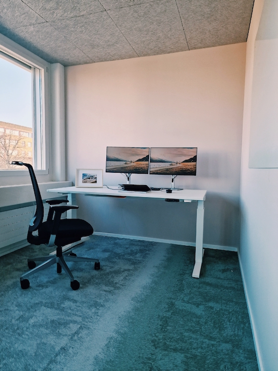Schlicht und elegant gestalteter Fokusraum mit zwei Screens. Optimal f&uuml;r Video-Telefonie und Fokusarbeit.