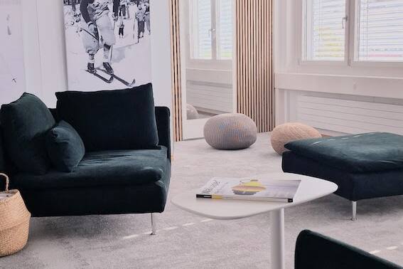 Einladend und modern gestaltetes USM-Buchregal im Büro mit Holzpaneelen, grün-grauem Ambiente von der Natur inspiriert.